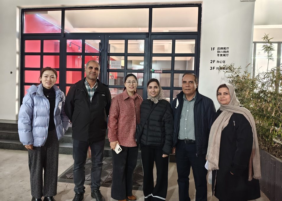 Customer visit group photo at Guangshun Bags factory