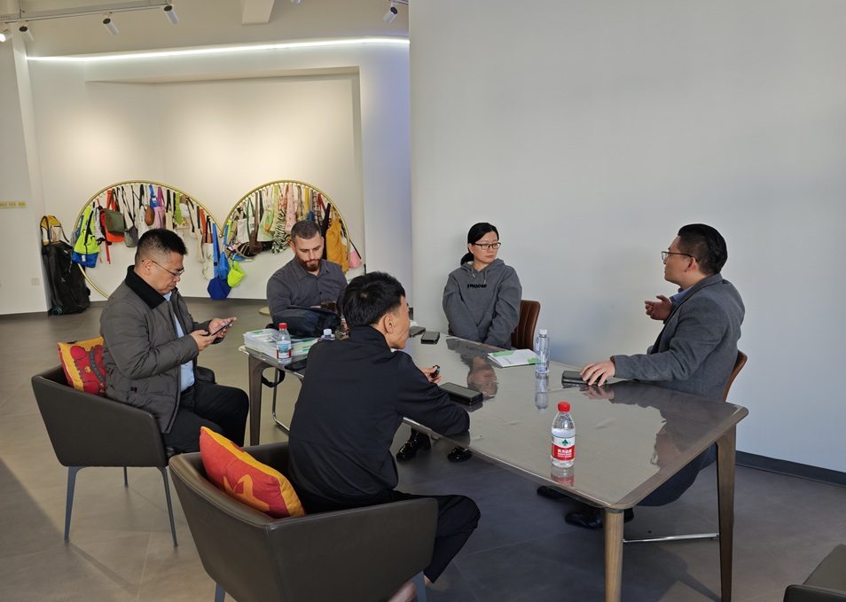 Showroom meeting for custom bag project discussion
