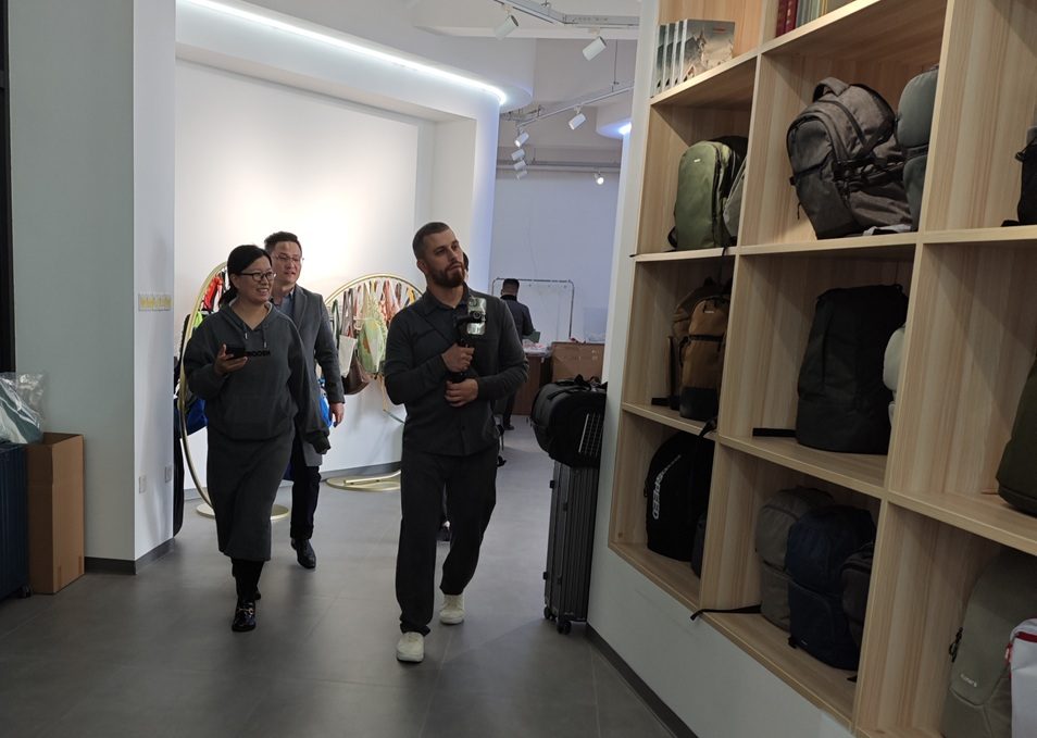 Overseas buyers visiting Guangshun Bags showroom
